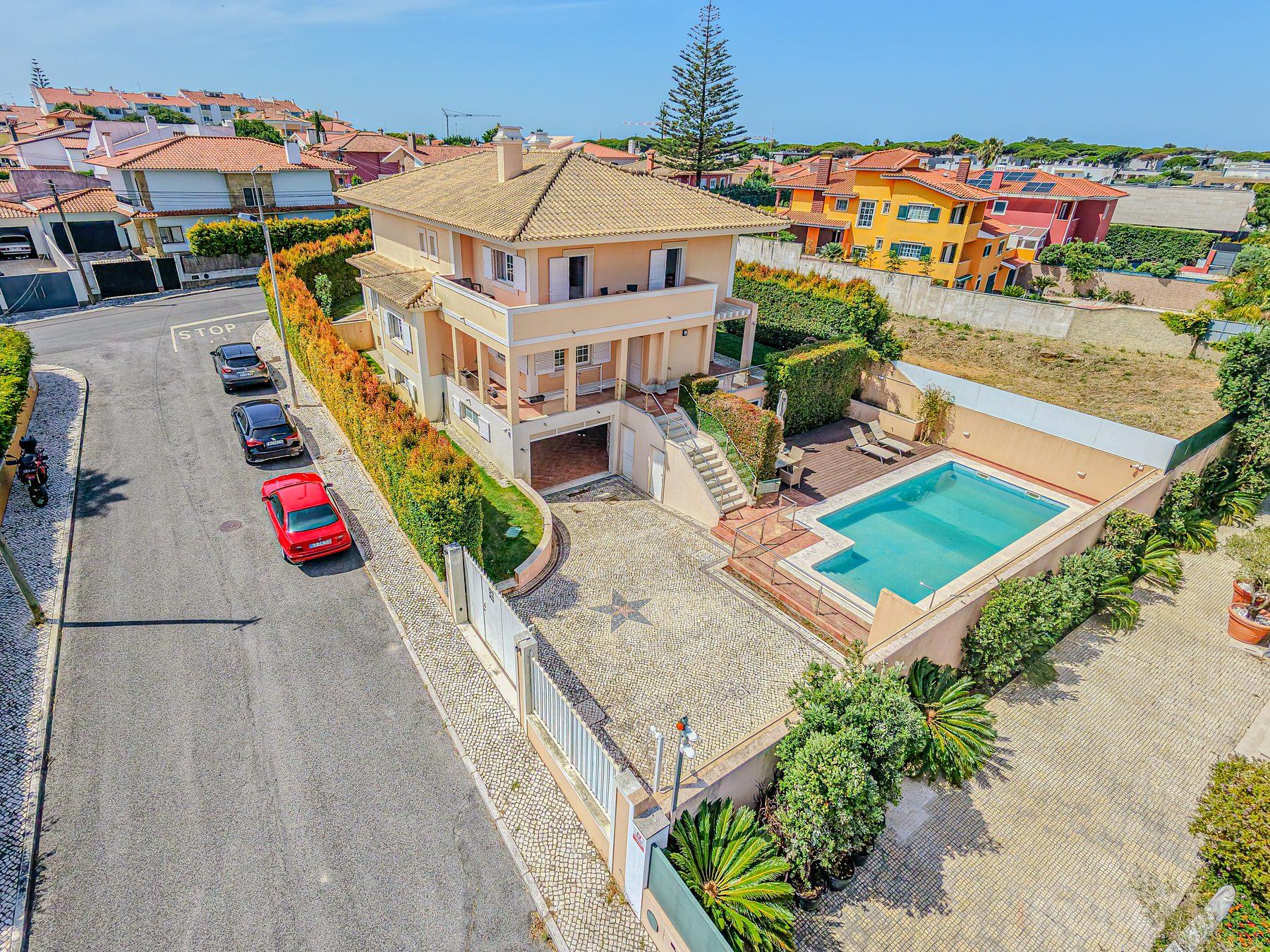 Fotografia imobiliária — vista aérea da moradia com piscina no Birre, Cascais