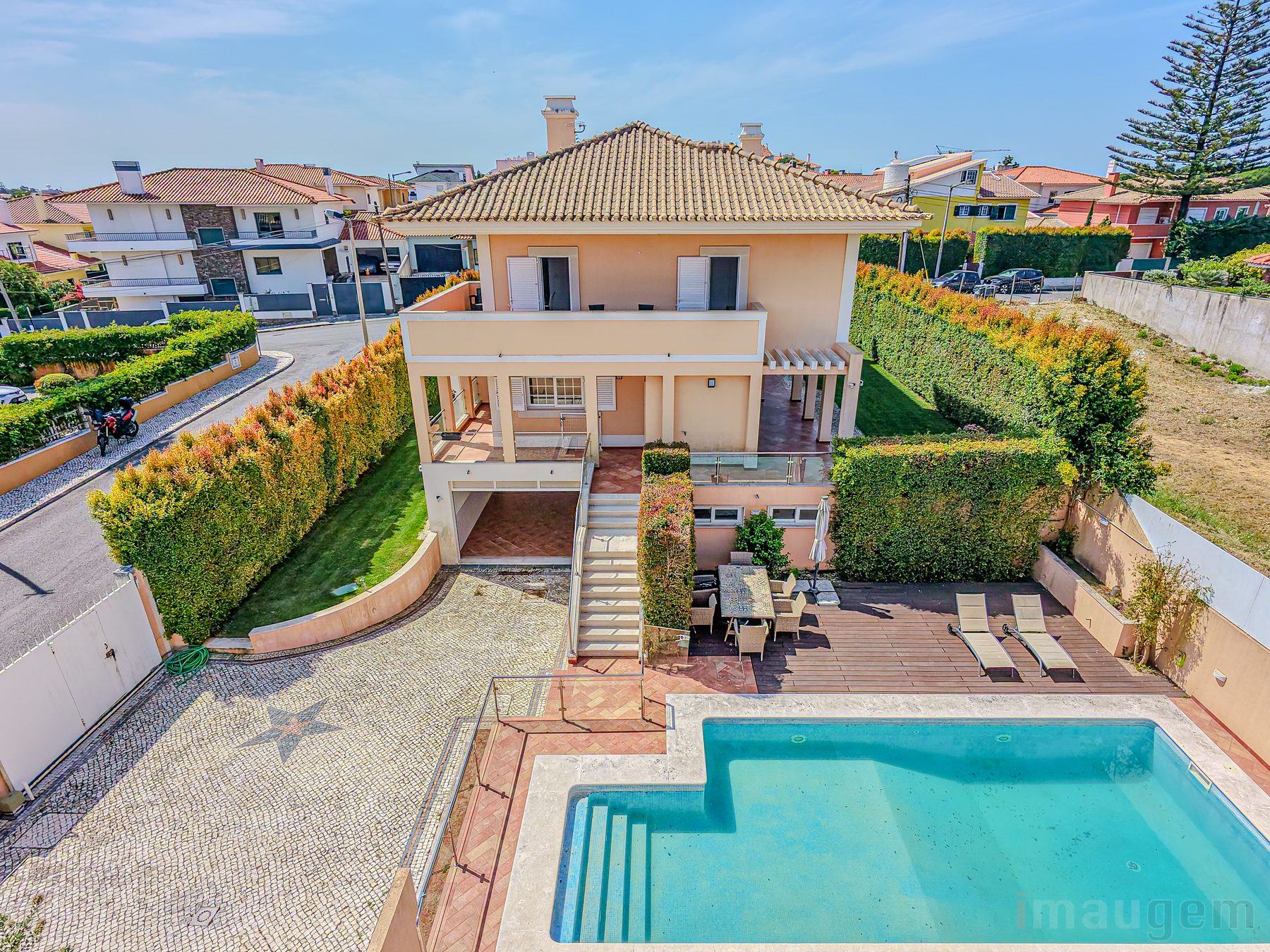 Fotografia imobiliária — vista aérea da piscina e jardim, Birre