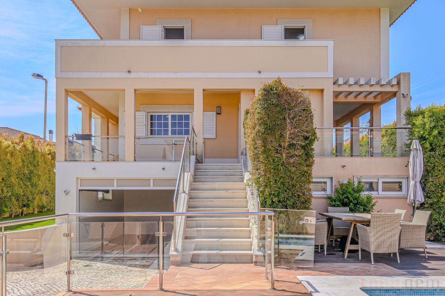 Fotografia imobiliária — fachada e escadas exteriores da moradia