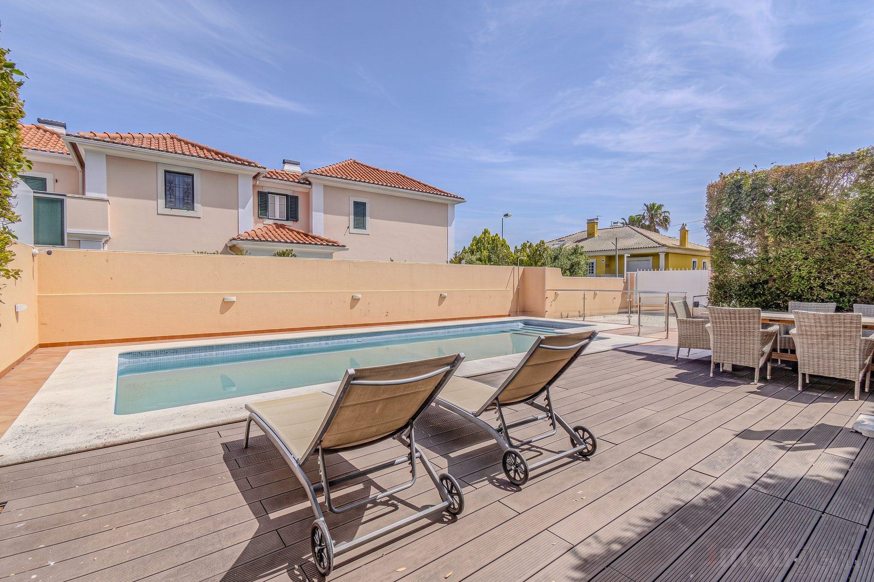 Fotografia imobiliária — deck e espreguiçadeiras junto à piscina