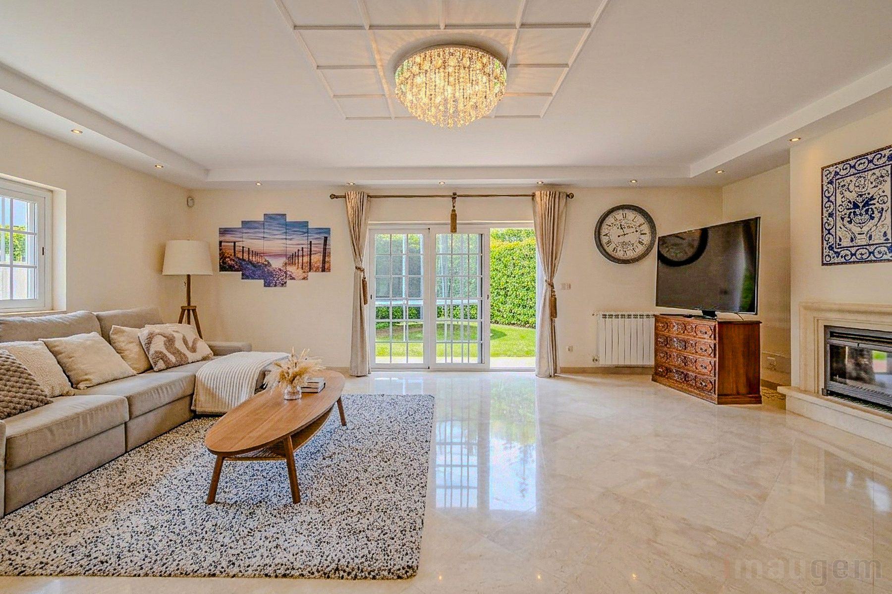 Fotografia imobiliária — sala de estar com lareira