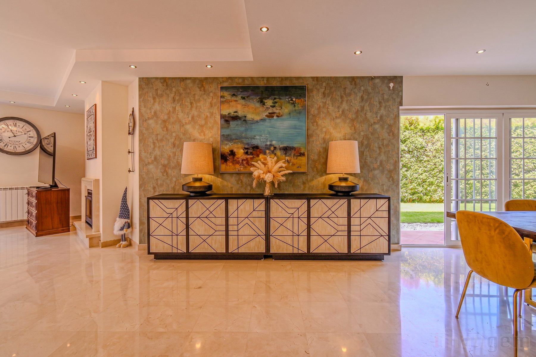 Fotografia imobiliária — sala com aparador e acesso ao jardim