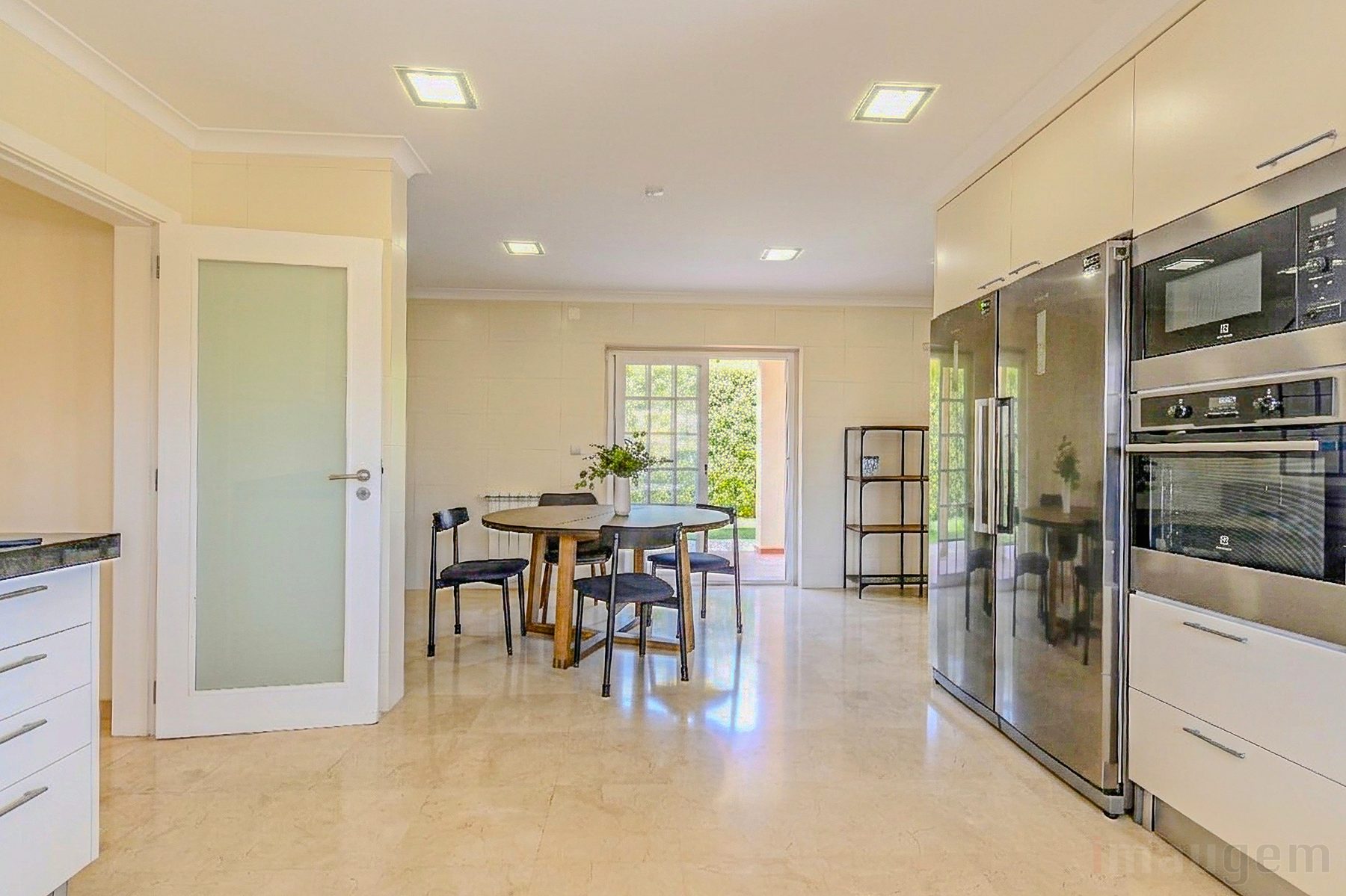 Fotografia imobiliária — cozinha e zona de refeições