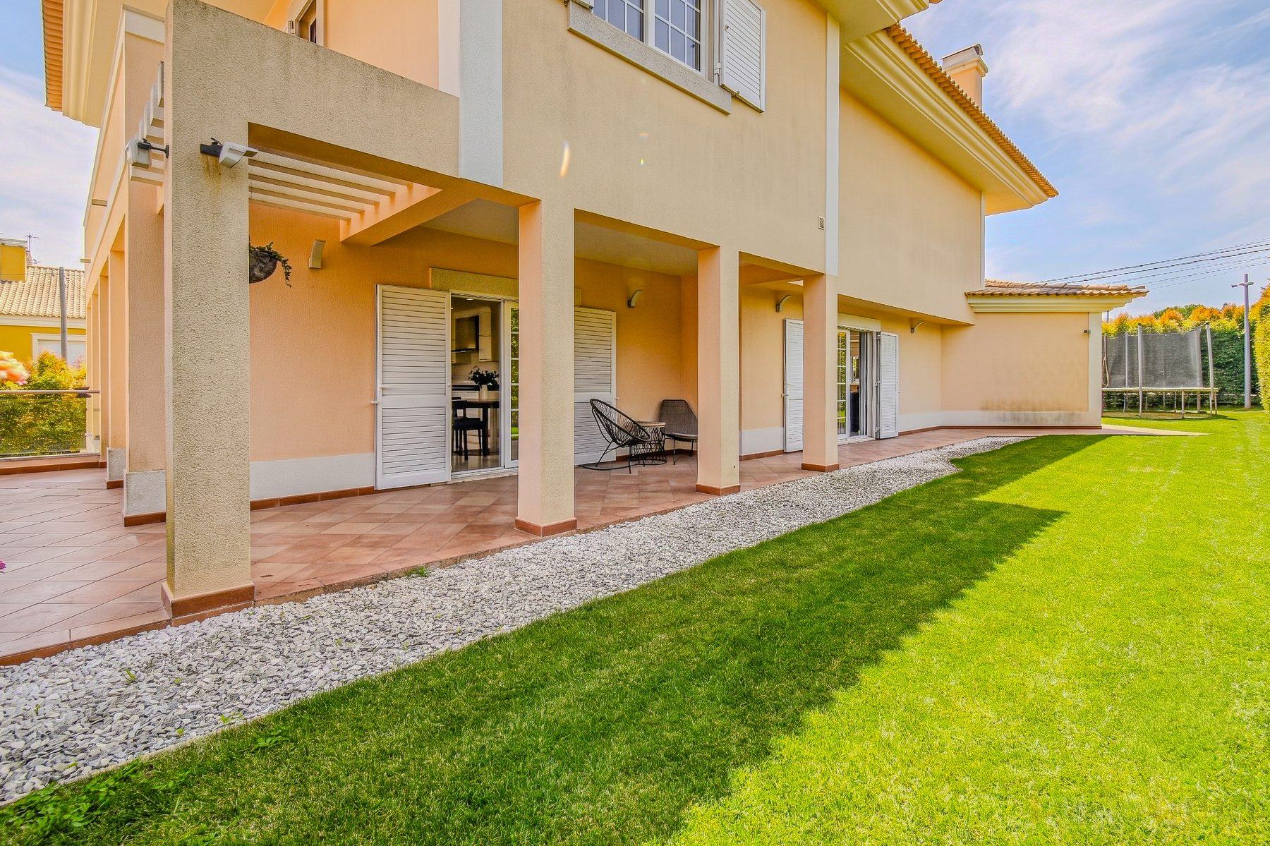 Fotografia imobiliária — jardim relvado e alpendre
