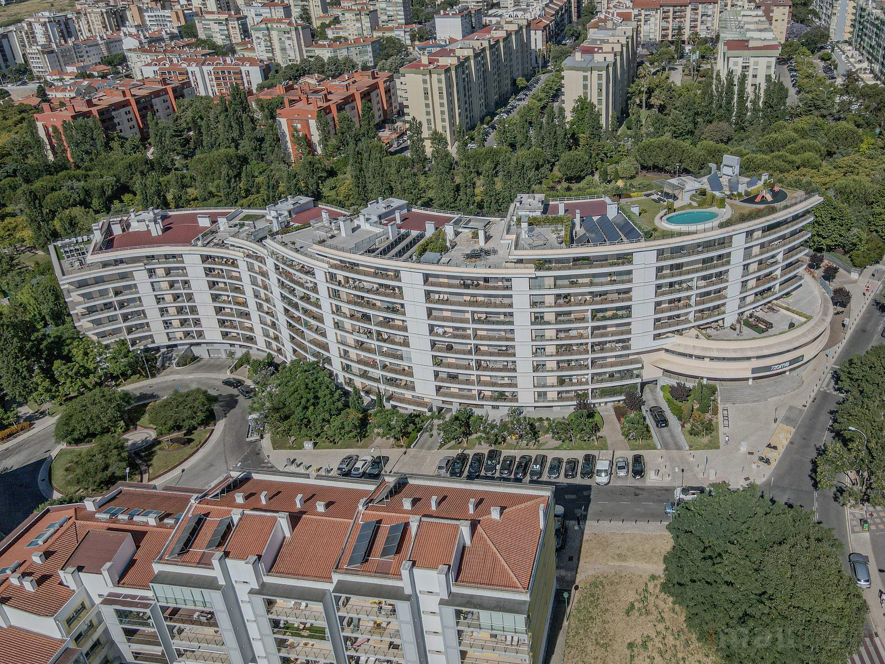 Fotografia imobiliária — vista aérea do edifício e envolvente, Oeiras