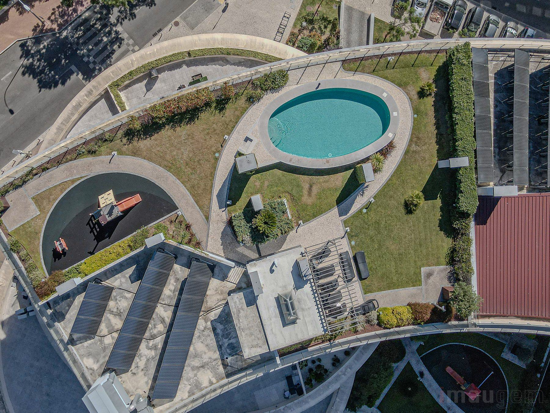 Fotografia imobiliária — vista aérea da piscina na cobertura
