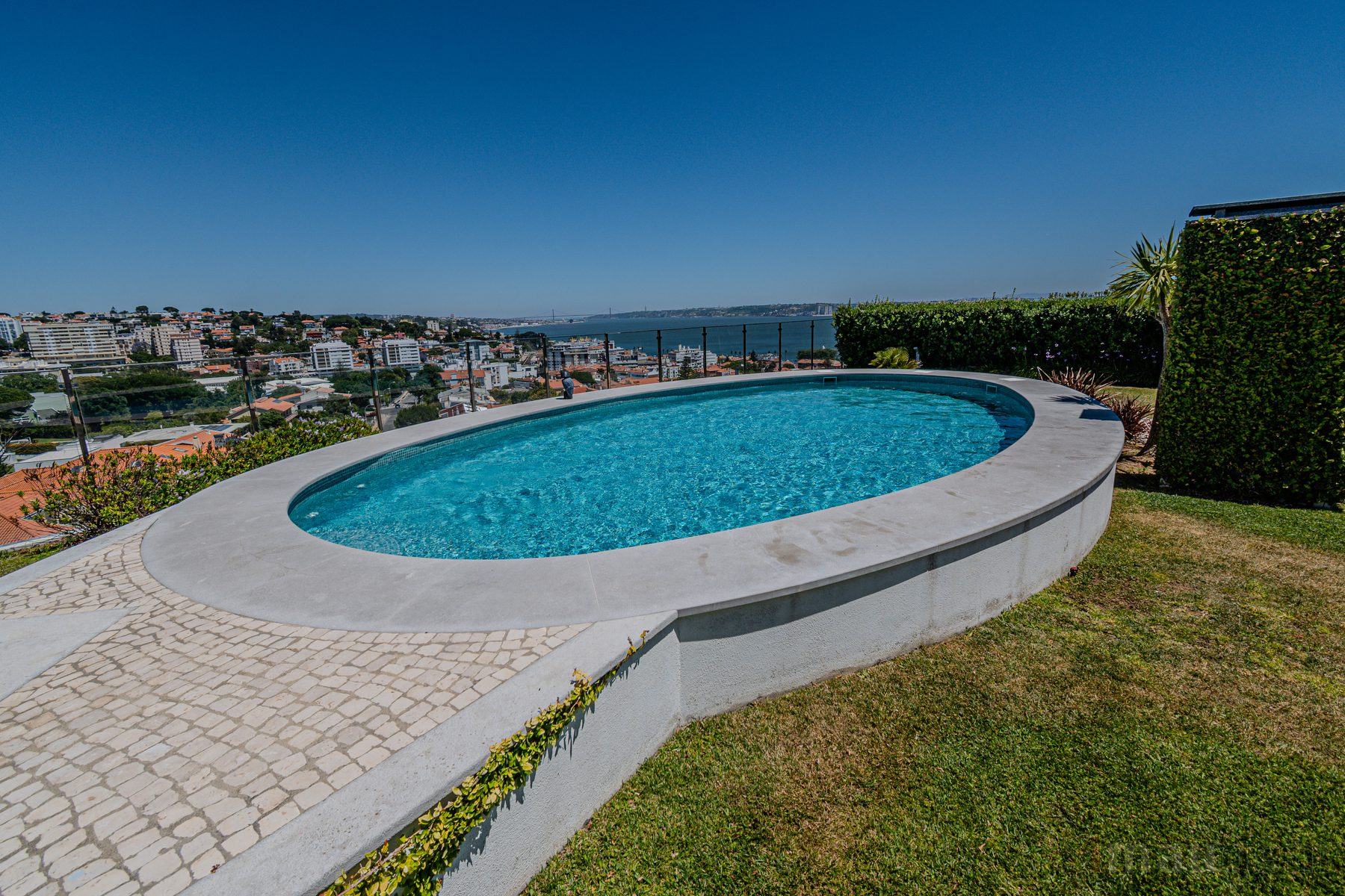 Fotografia imobiliária — piscina na cobertura com vista para o rio