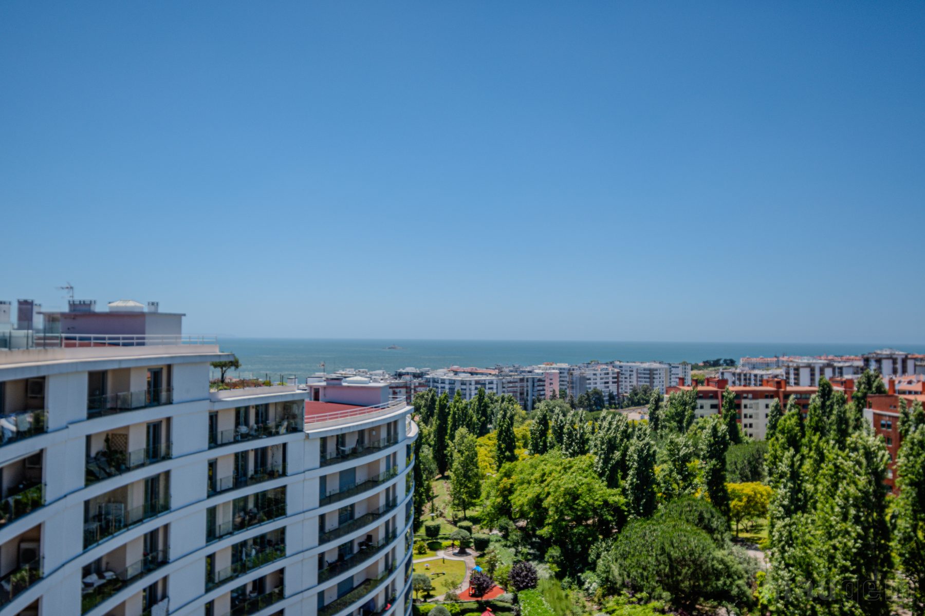 Fotografia imobiliária — terraço com parede verde
