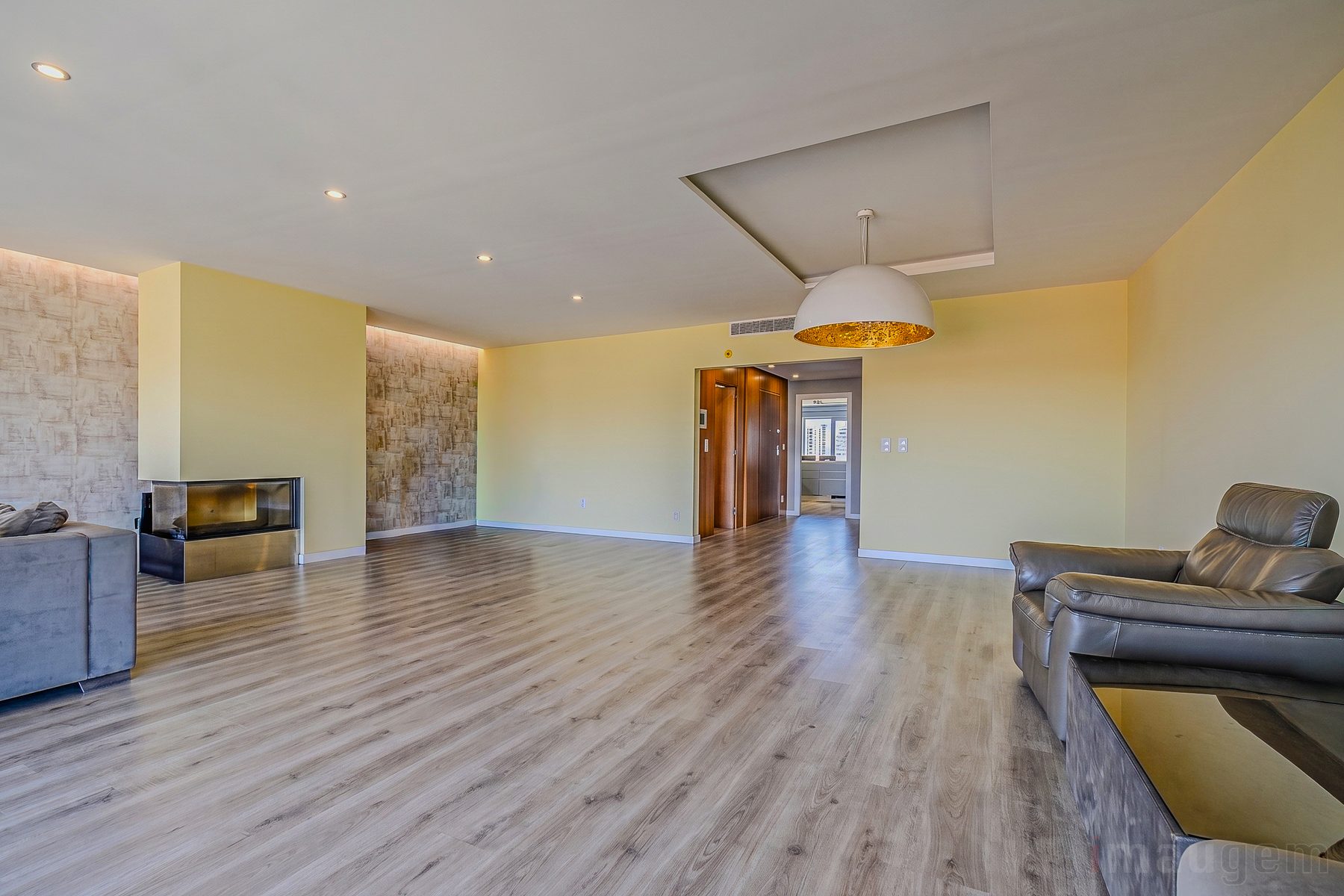 Fotografia imobiliária — sala de estar ampla