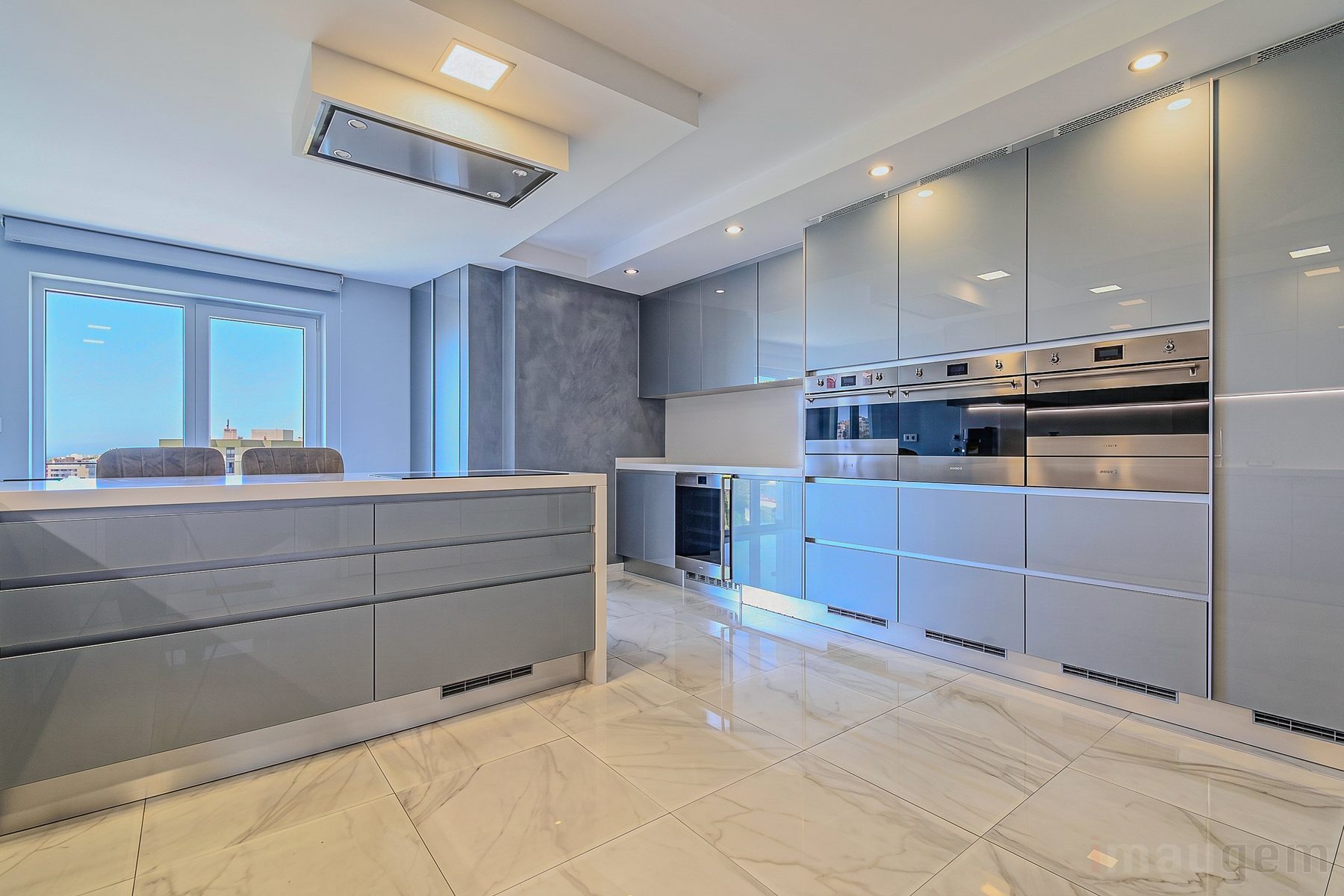 Fotografia imobiliária — cozinha com ilha e vista