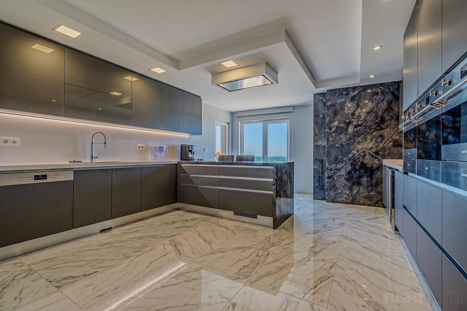 Fotografia imobiliária — cozinha em mármore