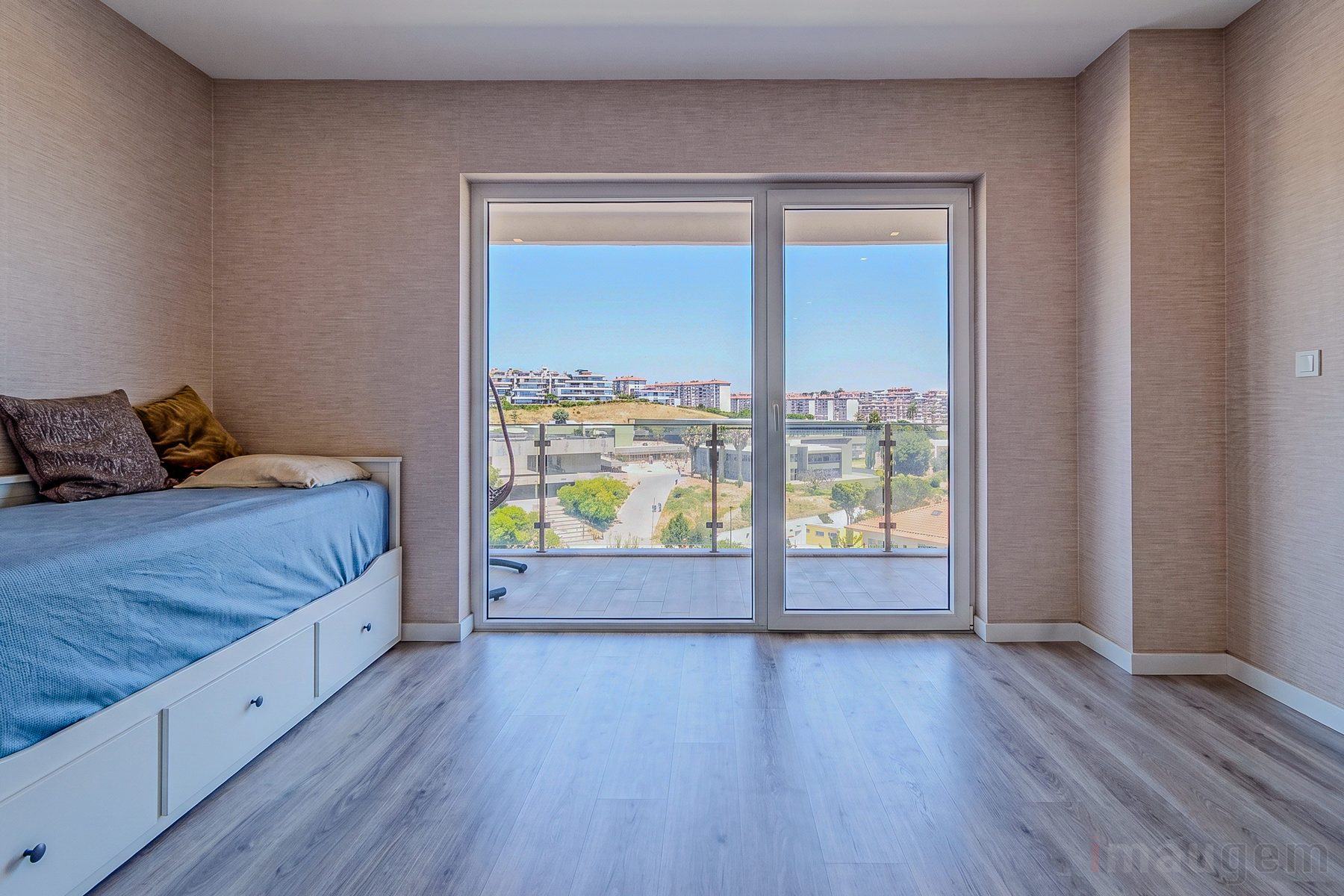 Fotografia imobiliária — quarto com varanda
