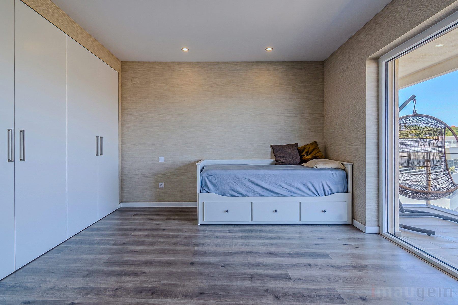 Fotografia imobiliária — quarto e acesso ao terraço