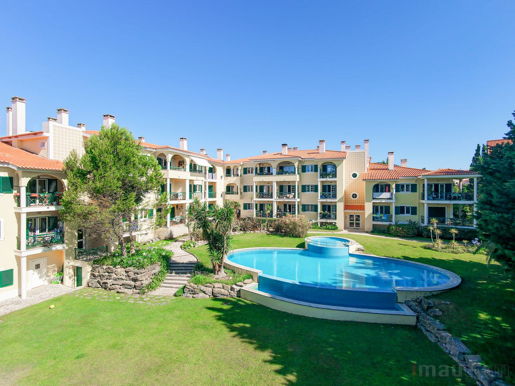 Fotografia imobiliária — vista aérea do condomínio com piscina em Sintra