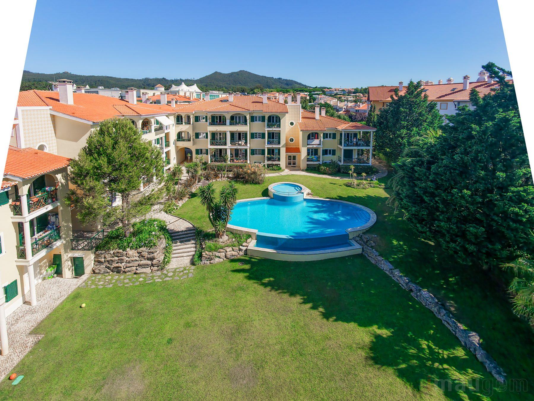 Fotografia imobiliária — vista aérea da piscina e jardins