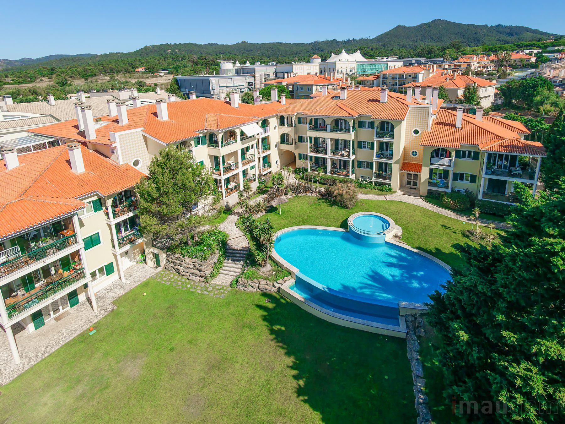 Fotografia imobiliária — vista aérea do condomínio e serra de Sintra