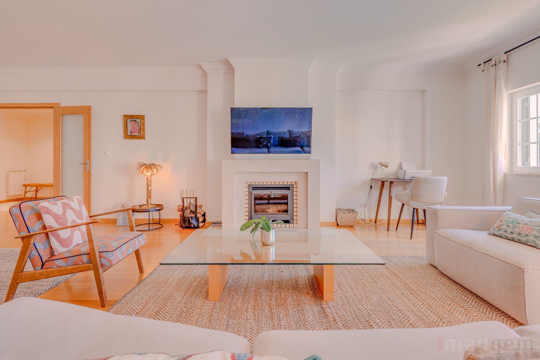 Fotografia imobiliária — sala de estar com lareira