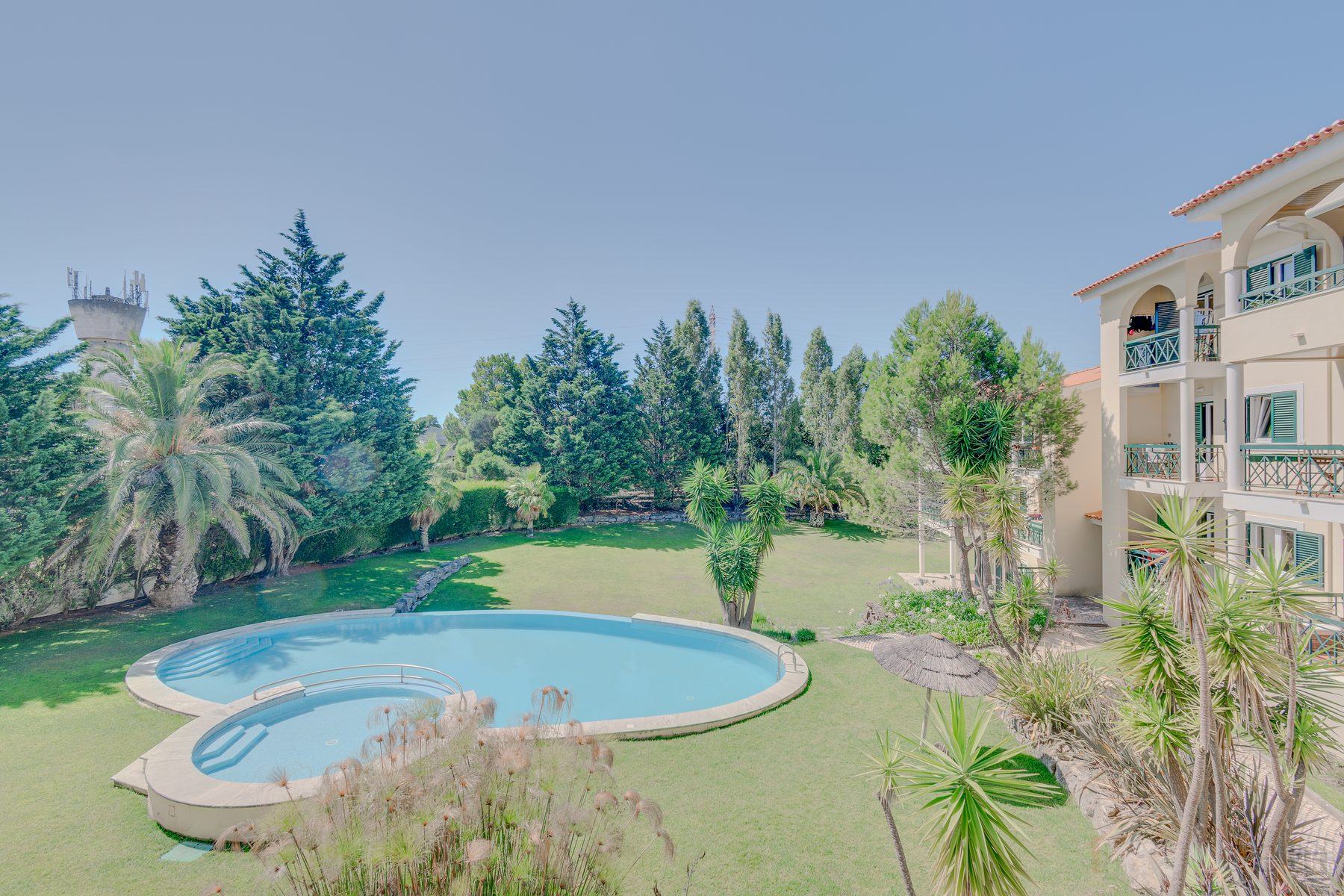 Fotografia imobiliária — jardim e piscina do condomínio