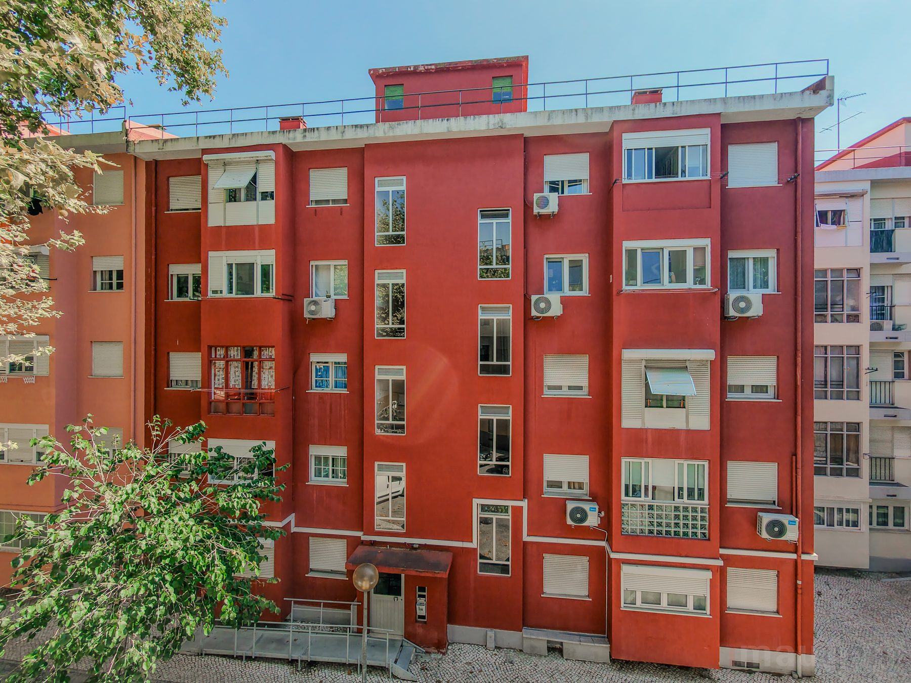 Fotografia imobiliária — fachada do prédio em Benfica, Lisboa