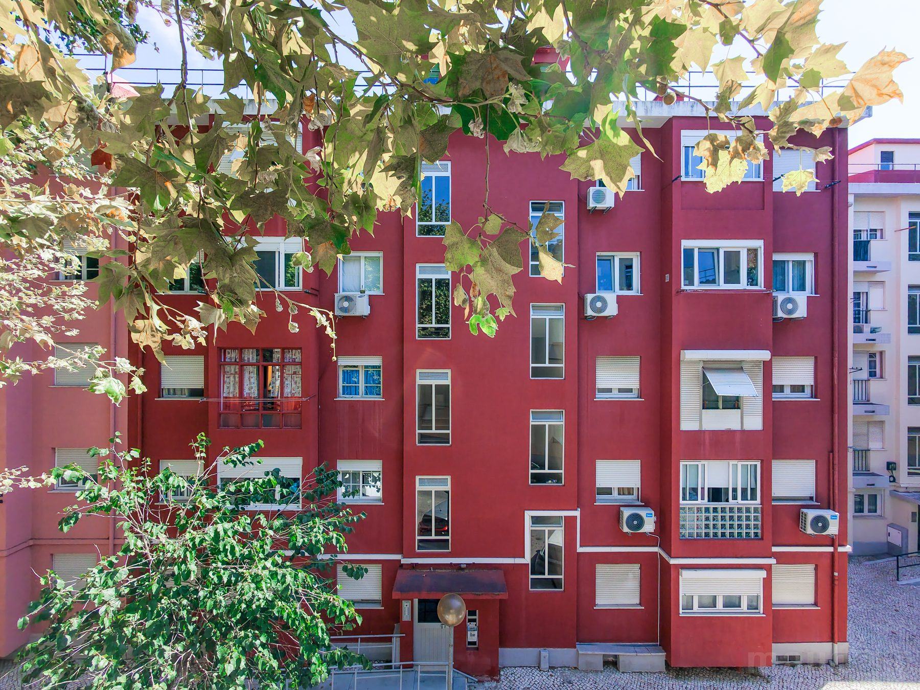 Fotografia imobiliária — fachada do prédio vista da rua