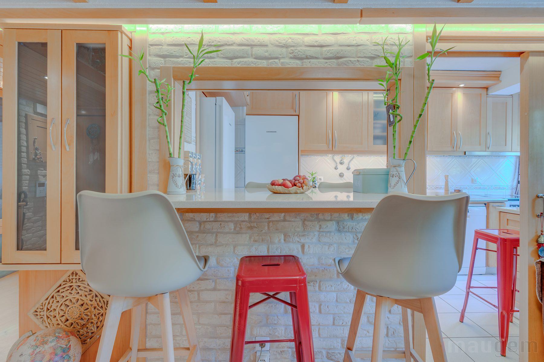 Fotografia imobiliária — cozinha com bancada e bancos altos