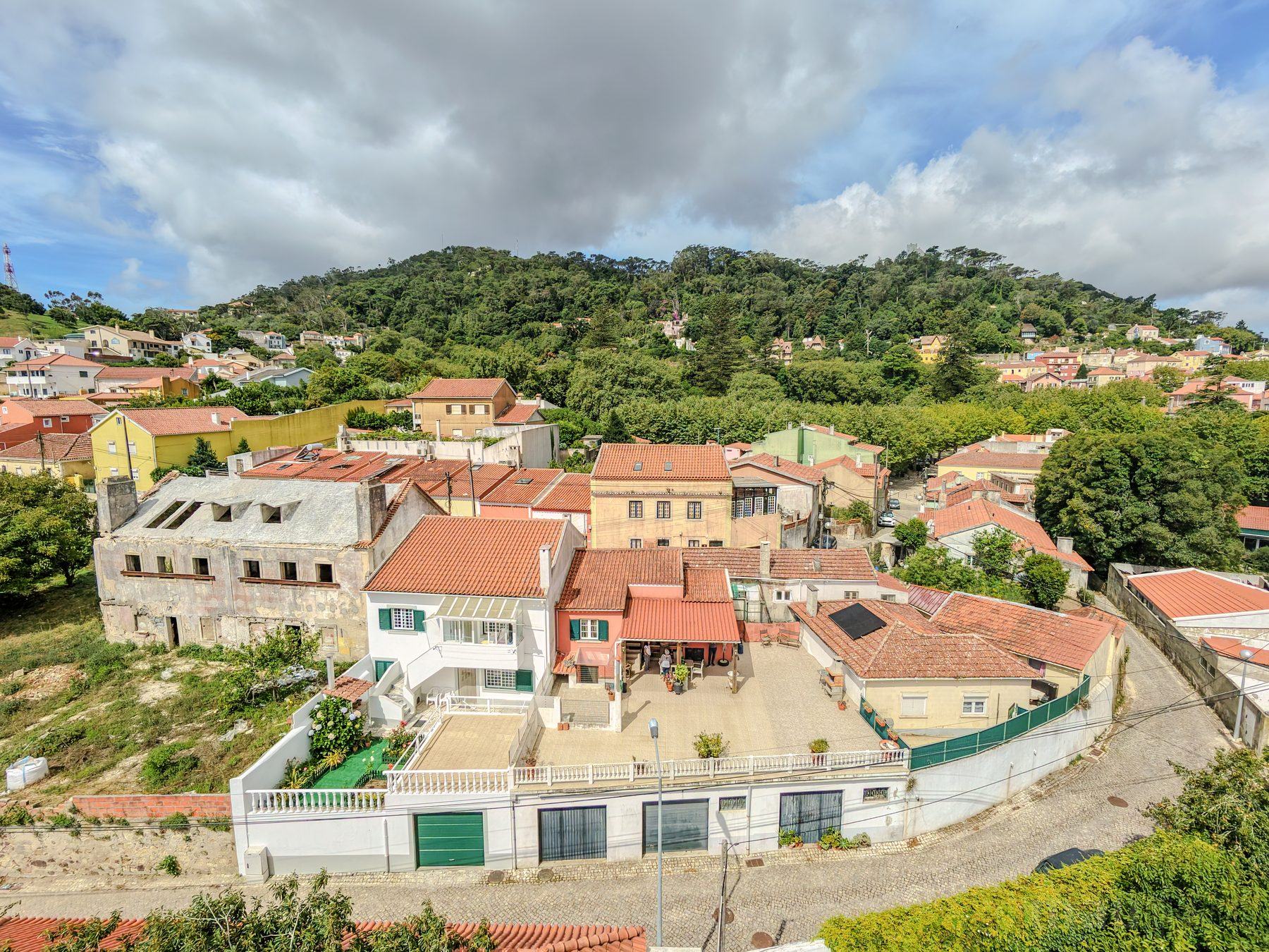 Fotografia imobiliária — vista aérea da casa e da serra